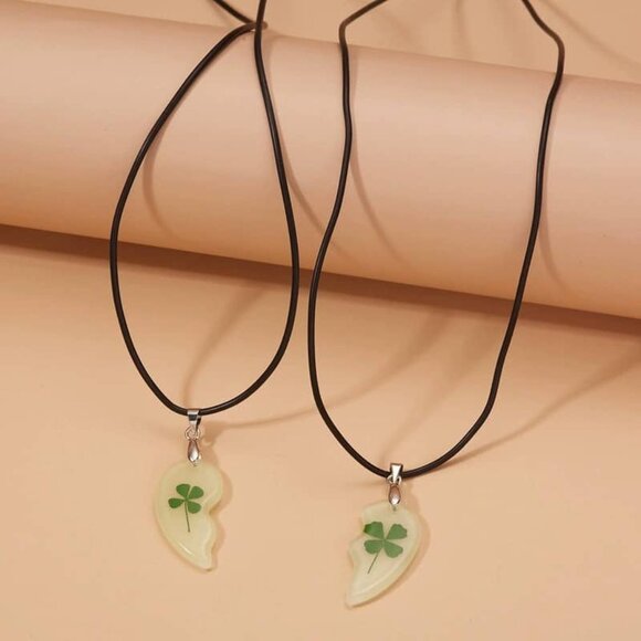 ๐ Glow-in-the-Dark Clover Heart Couple Necklace Set ๐ 2-Piece BFF Gift - Picture 3 of 4